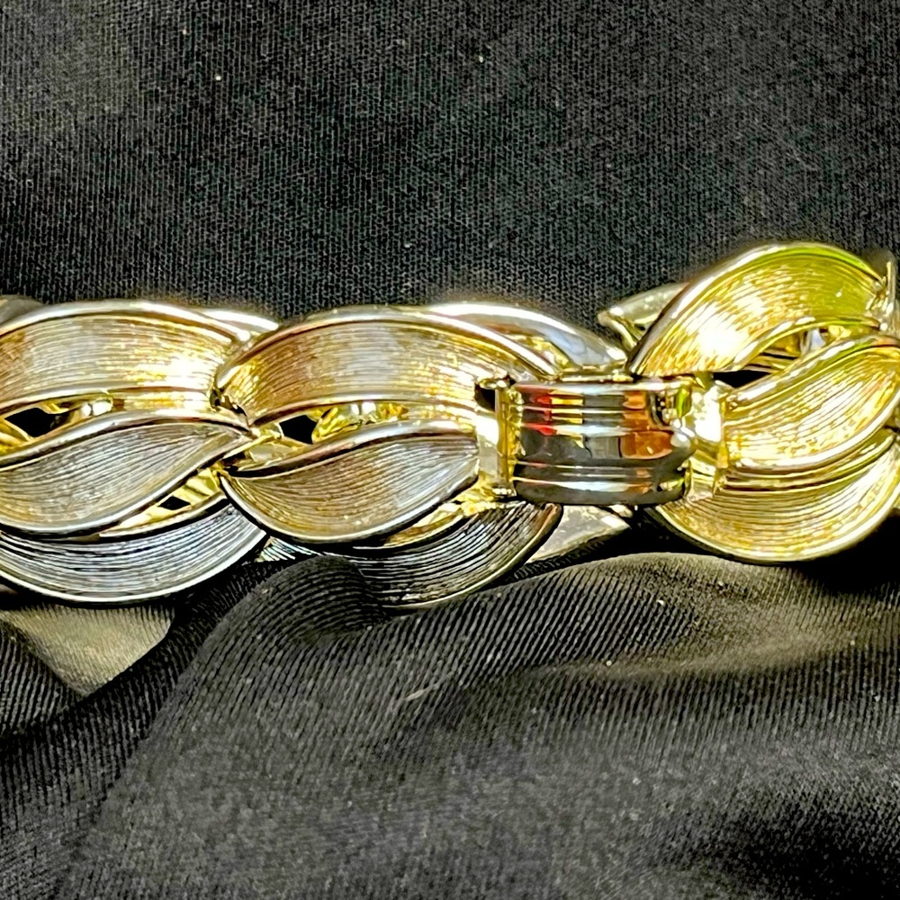 Vintage 50’s Lisner interlocking gold tone bracelet
